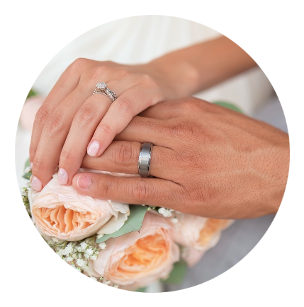 mani di due sposi con anello